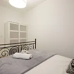 Easo Suits Family Friends + Parking Apartment