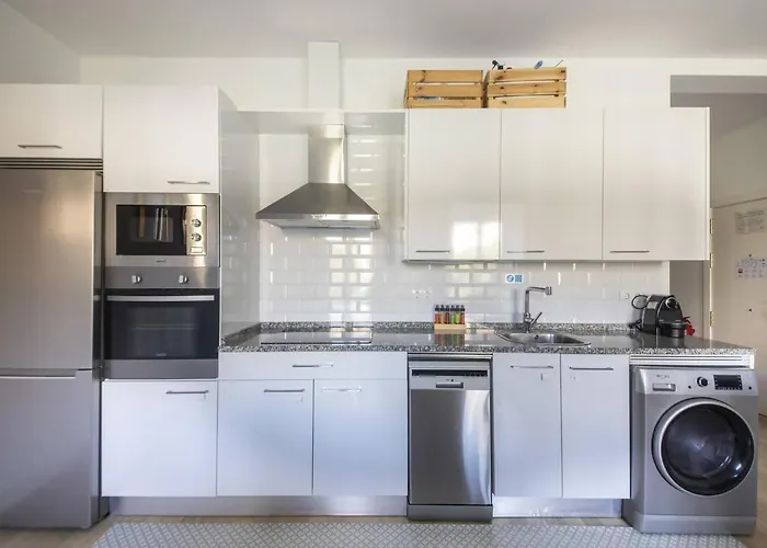 Easo Suits Family Friends + Parking *