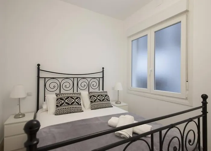 Easo Suits Family Friends + Parking Apartment