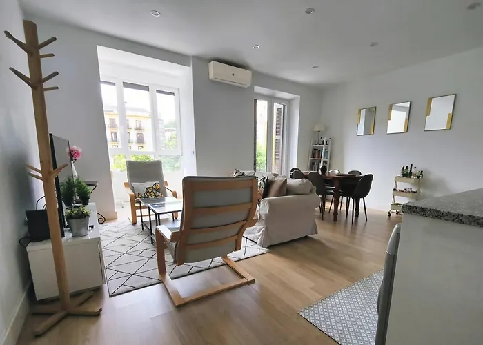 Easo Suits Family Friends + Parking Apartment